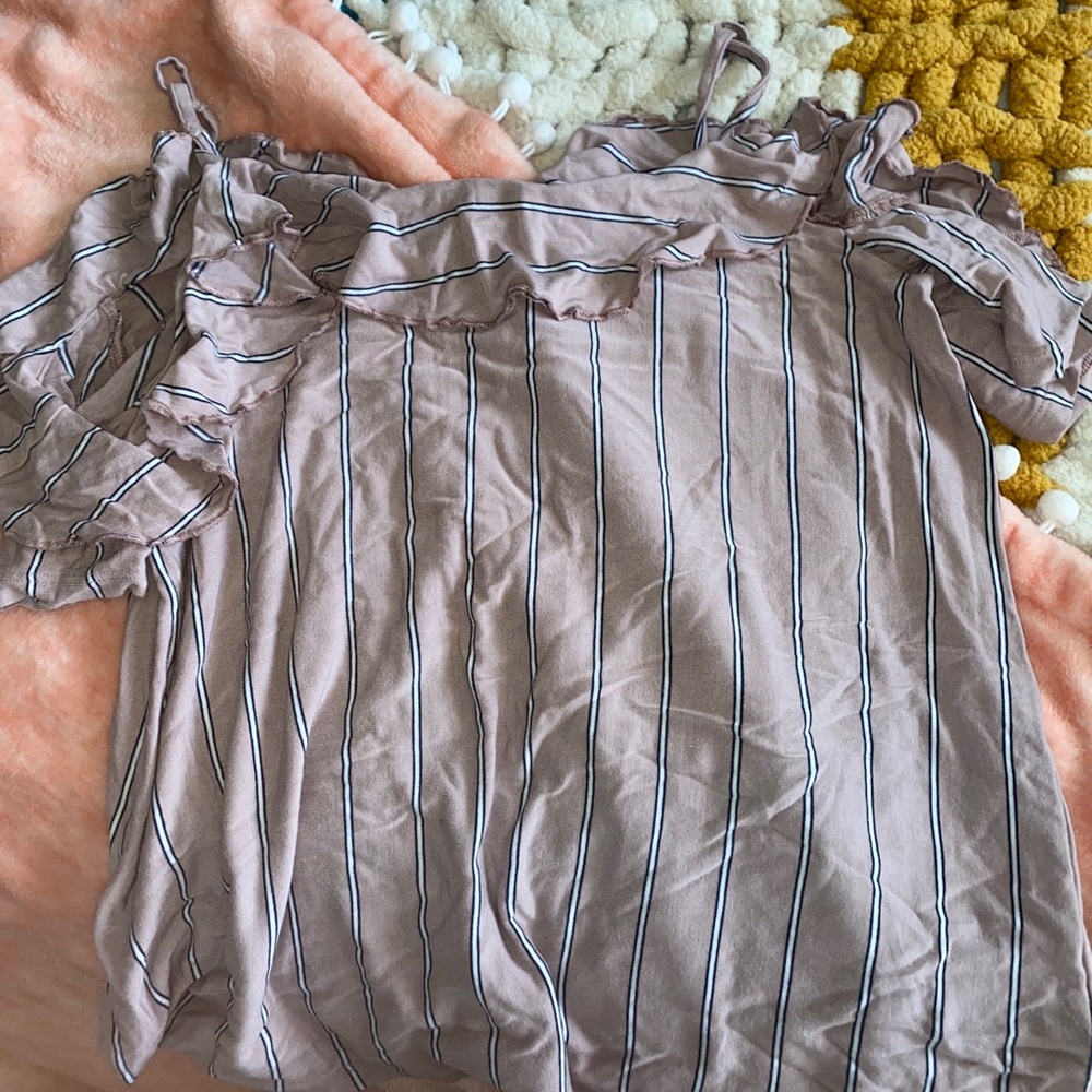 AE cute shirt w/ shoulder cut outs
